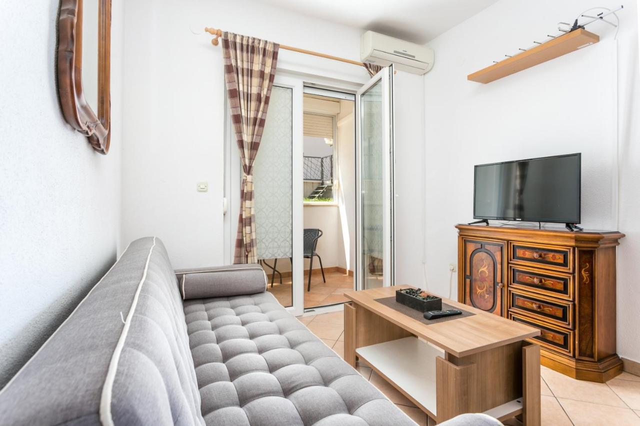 Apartments With A Parking Space Kastel Stafilic, Kastela - 20926 Bagian luar foto